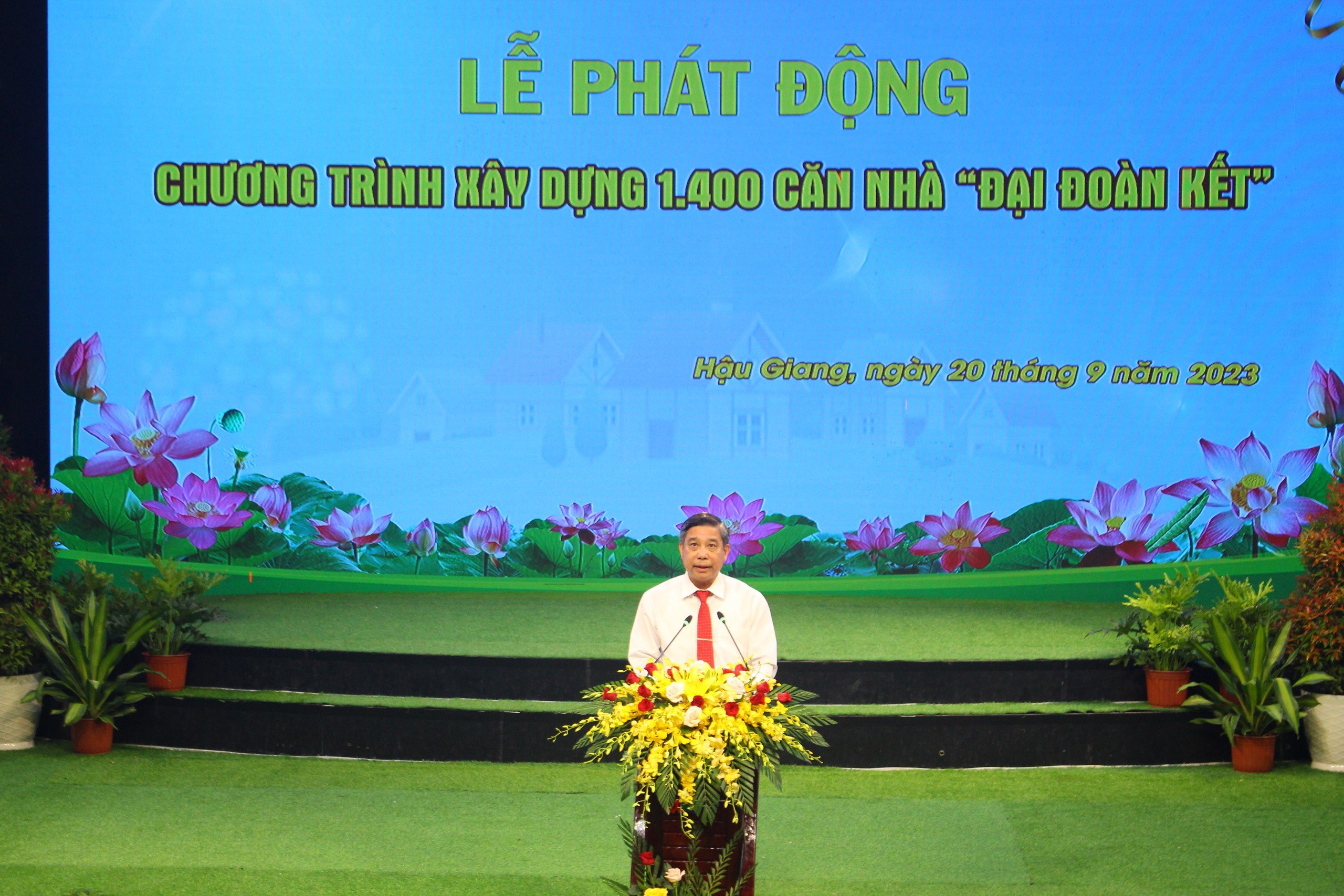 Chủ tịch UBND tỉnh Hậu Giang Đồng Văn Thanh phát biểu tại Lễ phát động lễ phát động triển khai xây dựng 1.400 căn nhà “Đại đoàn kết”.